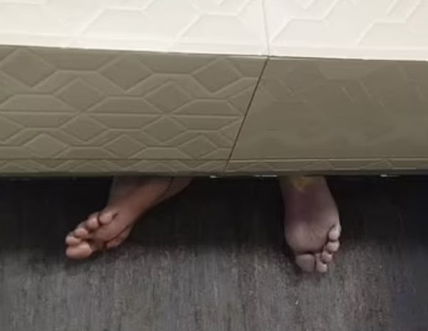 Τα πόδια ενός άνδρα κρέμονται στον αέρα, κόλλησαν σε ελαττωματικές πόρτες ανελκυστήρα