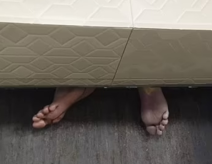 Τα πόδια ενός άνδρα κρέμονται στον αέρα, κόλλησαν σε ελαττωματικές πόρτες ανελκυστήρα