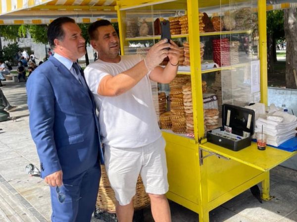 Άδωνις Γεωργιάδης: Στάση στο Σύνταγμα για… κουλούρι και επίθεση στον ΣΥΡΙΖΑ