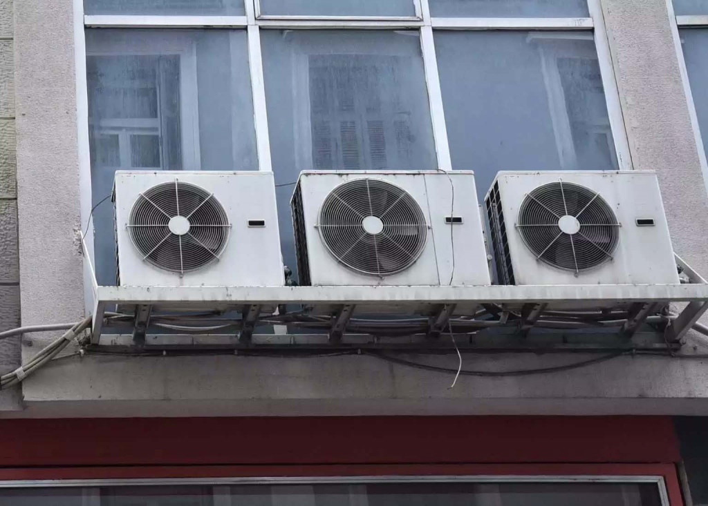 Εξοικονόμηση ενέργειας: Τριπλή παρέμβαση για να ξεφουσκώσουν οι λογαριασμοί ρεύματος στο Δημόσιο