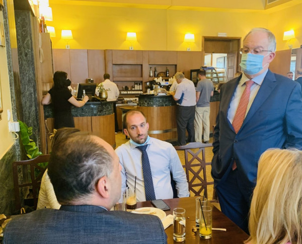 Μαθήματα συνταγματικού δικαίου στο… καφενείο