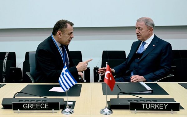 Ελληνοτουρκικά: Τετ α τετ Παναγιωτόπουλου – Ακάρ στο περιθώριο της συνόδου του ΝΑΤΟ