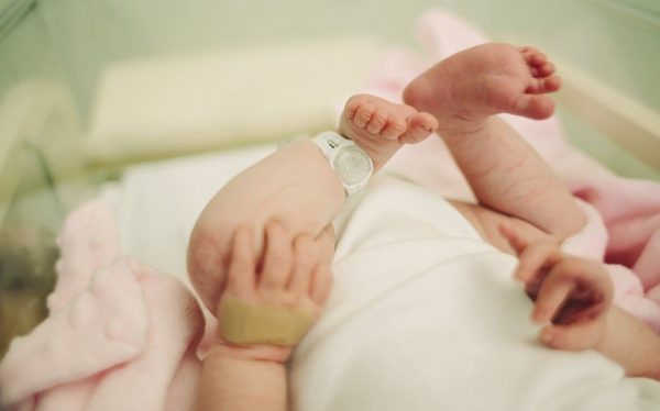 Εγκαταλείφθηκε σε λάκκο πριν 36 χρόνια και τώρα η μητέρα του κατηγορείται για φόνο