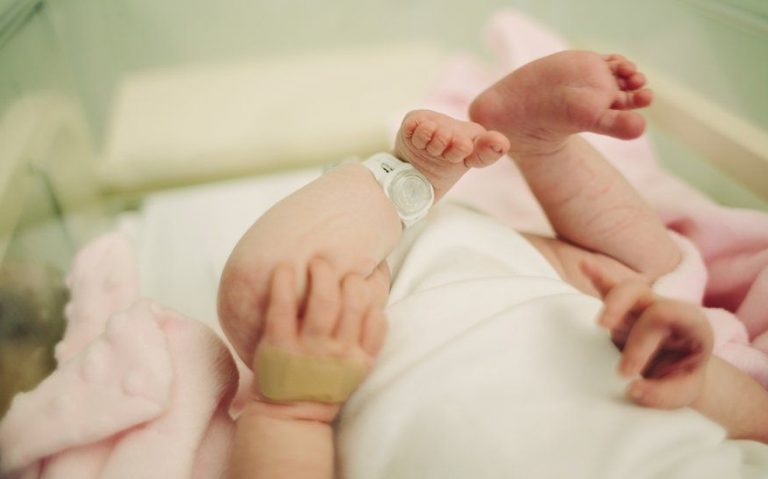 Εγκαταλείφθηκε σε λάκκο πριν 36 χρόνια και τώρα η μητέρα του κατηγορείται για φόνο