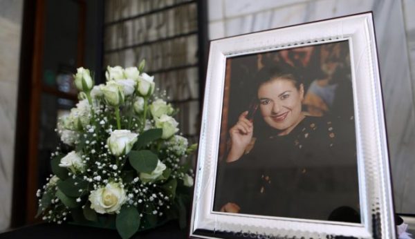 Μαρίνα Λαμπράκη – Πλάκα: Όλοι παρόντες στο τελευταίο «αντίο» στη διευθύντρια της Εθνικής Πινακοθήκης