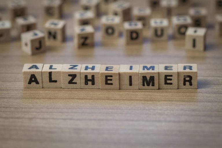 Πιθανή πρώιμη ένδειξη Αλτσχάιμερ η γενναιοδωρία των ηλικιωμένων