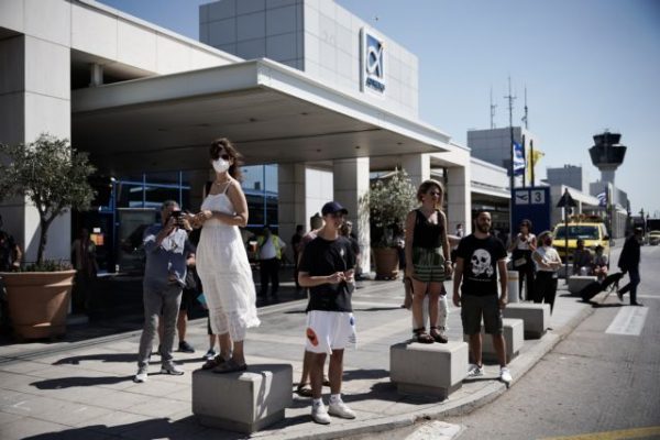 Κοροναϊός: «Θερινό κύμα» απειλεί την Ευρώπη – Πού οφείλεται η νέα έξαρση