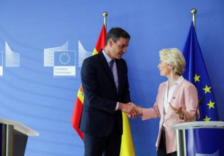 «Λιώνει» η φον ντερ Λάιεν για τον Σάντσεθ – Το viral βίντεο με το πονηρό χαμόγελο