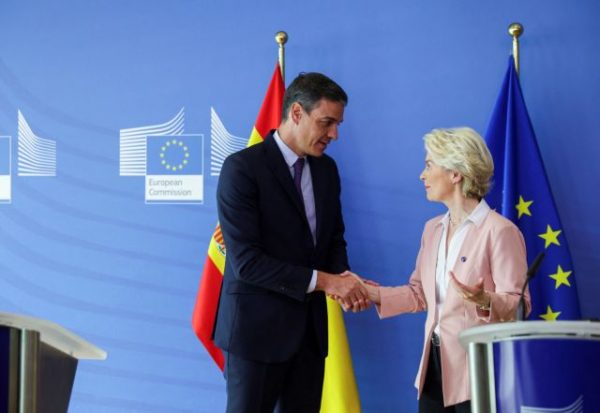 «Λιώνει» η φον ντερ Λάιεν για τον Σάντσεθ – Το viral βίντεο με το πονηρό χαμόγελο