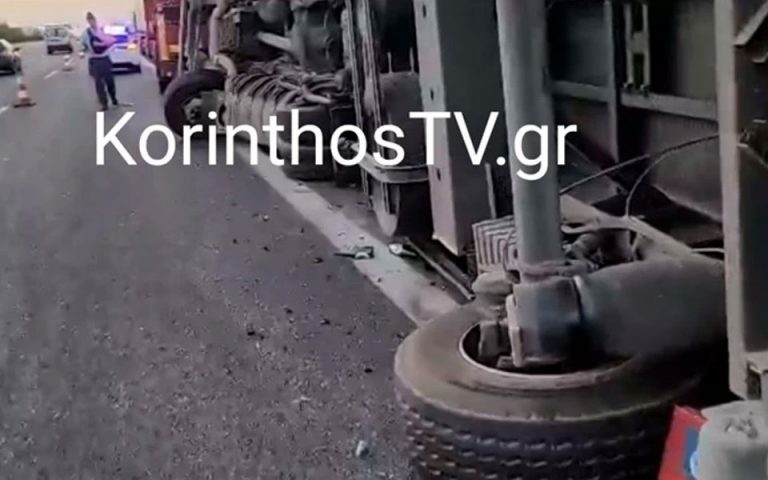 Ανατροπή νταλίκας στην Αθηνών-Κορίνθου: Το οδόστρωμα γέμισε με μπίρες