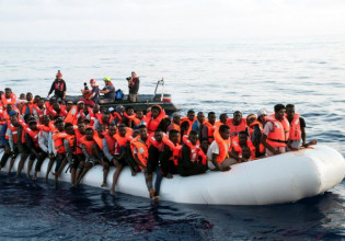 Πρόσφυγες: Σφοδρή πολιτική σύγκρουση για τις επαναπροωθήσεις – Μήπως όμως τα pushbacks είναι διεθνής πραγματικότητα