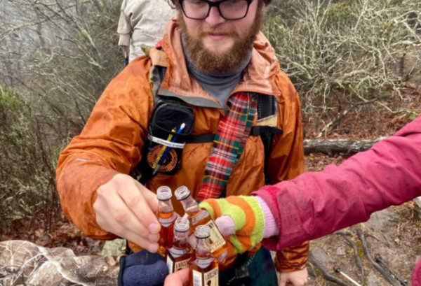 Η οφθαλμαπάτη που τρελαίνει το ίντερνετ: Και όμως, υπάρχουν τέσσερις άνθρωποι στη φωτογραφία