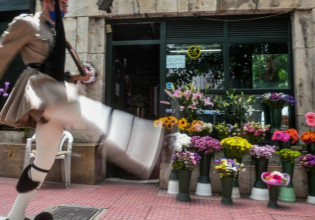 Δεν δέχθηκε την ανθοδέσμη και του την έφερε στο κεφάλι: «Καλά, δεν ντρέπεσαι;»