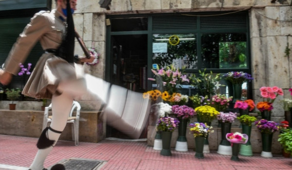 Δεν δέχθηκε την ανθοδέσμη και του την έφερε στο κεφάλι: «Καλά, δεν ντρέπεσαι;»