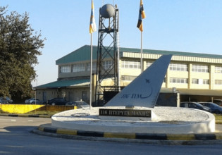 Άραξος: Μαχαίρια, τσεκούρι και 4.000 ευρώ στο φορτηγό που έπεσε στην πύλης της 116 Πτέρυγας Μάχης