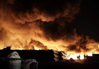 Ασπρόπυργος: Σε ύφεση η φωτιά σε εργοστάσιο πλαστικών