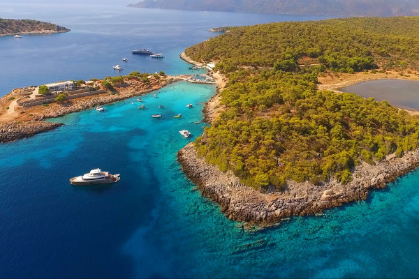 Απόνησος: Θυμίζει Καραϊβική, αλλά βρίσκεται μόλις μια ώρα μακριά από την Αθήνα!