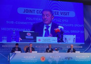 «Δεν άντεξε κι έφυγε»: Τι λένε Έλληνες βουλευτές για το επεισόδιο με τον Ακάρ