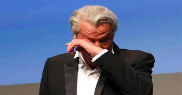 Εμανουέλ Μακρόν και Αλέν Ντελόν αποχαιρετούν με συγκίνηση τον Τρεντινιάν