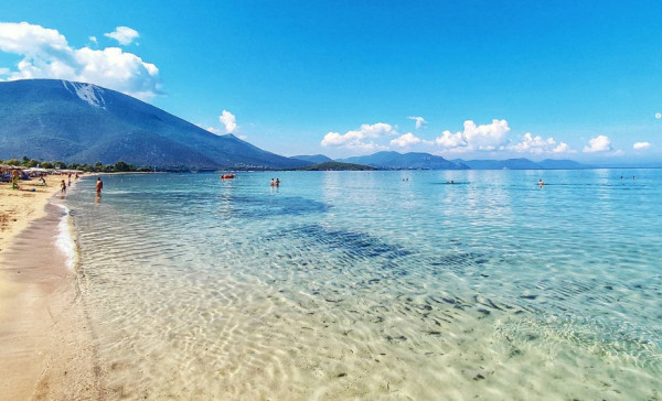 Αλυκές: Η παραλία – όνειρο με το παράξενο φαινόμενο που βρίσκεται μια «ανάσα» από την Αθήνα