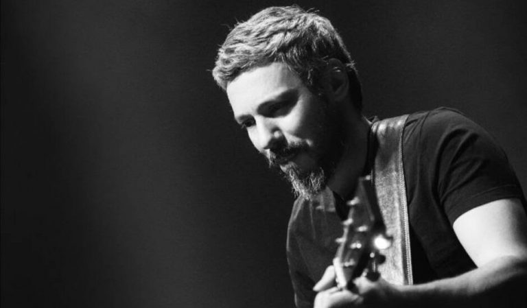 Ο Αλκίνοος Ιωαννίδης μας μεταφέρει μετά από 20 χρόνια ξανά «Εκτός τόπου και χρόνου»