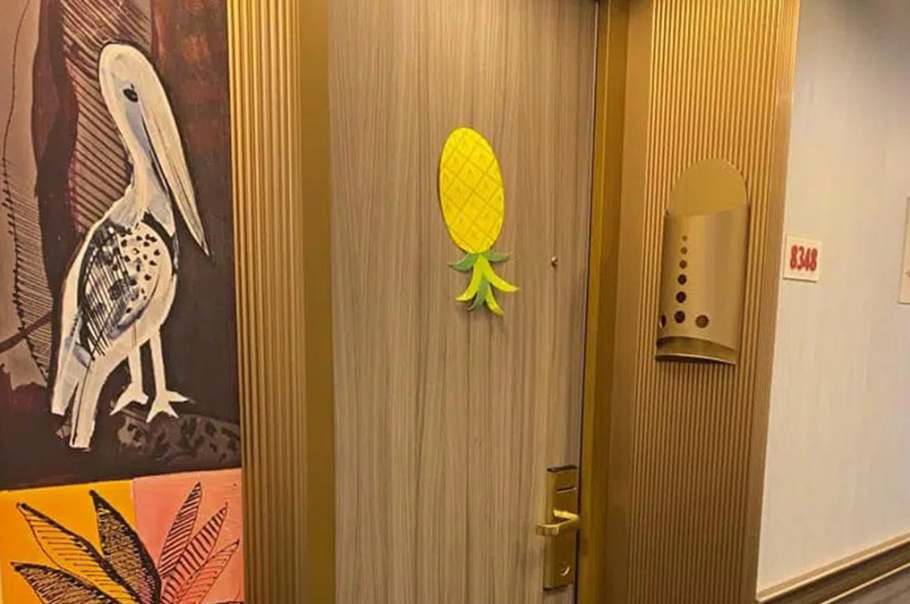 Τι σημαίνει ο ανάποδος ανανάς που εμφανίζεται συνέχεια σε πόρτες ξενοδοχείων - Το... πονηρό μυστικό