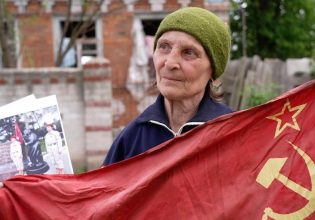 Η γιαγιά με τη σημαία της Σοβιετικής Ένωσης που έχει γίνει σύμβολο των Ρώσων