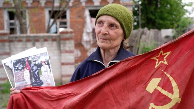 Η γιαγιά με τη σημαία της Σοβιετικής Ένωσης που έχει γίνει σύμβολο των Ρώσων