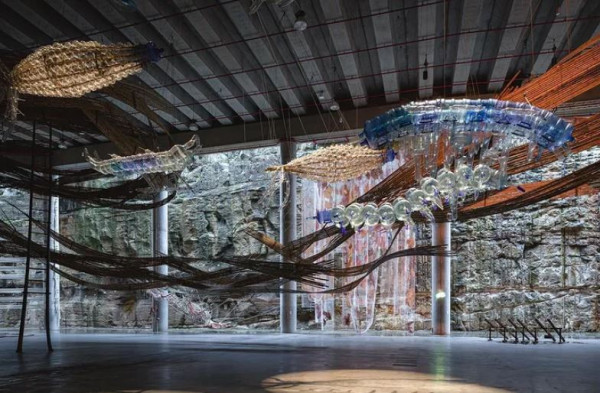 Από πλαστικά απορρίμματα τα νέα γλυπτά του Leeroy New