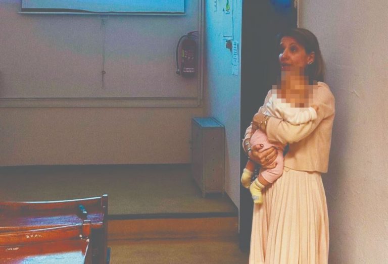 Ενα μωρό στο αμφιθέατρο του Αριστοτελείου