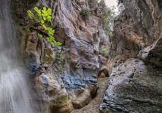 Άρβη: Έγινε γνωστή λόγω των σεισμών, αλλά διαθέτει ένα ονειρικό φαράγγι με φυσική πηγή