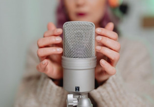 ASMR: Η νέα τάση που έχει τρελάνει τους νέους και προκαλεί θα σε κάνει να… ανατριχιάσεις