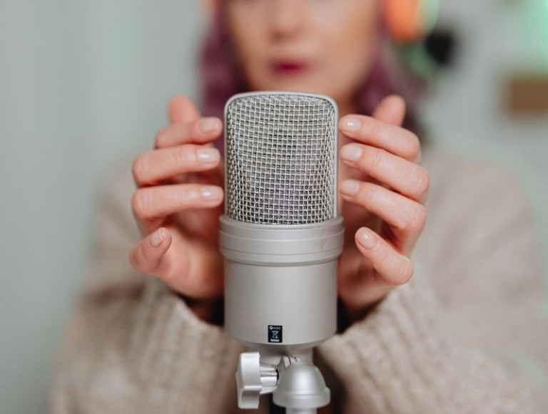 ASMR: Η νέα τάση που έχει τρελάνει τους νέους και προκαλεί θα σε κάνει να… ανατριχιάσεις