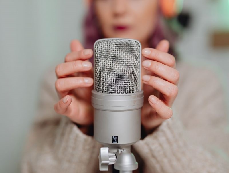 ASMR: Η νέα τάση που έχει τρελάνει τους νέους και προκαλεί θα σε κάνει να… ανατριχιάσεις