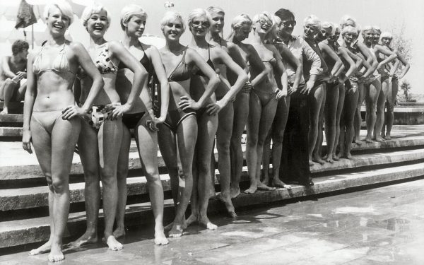 Οι σταρ του παλιού ελληνικού κινηματογράφου με μαγιό, φινέτσα και στυλ