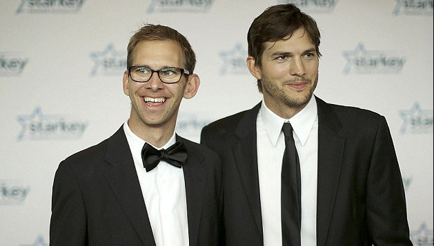 Αστον Κούτσερ: Η συγκλονιστική σχέση με τον δίδυμο αδερφό του που πάσχει από εγκεφαλική παράλυση