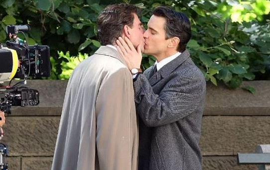 Μπράντλεϊ Κούπερ: Το φιλί με άντρα συμπρωταγωνιστή του στο πεζοδρόμιο [Εικόνες]