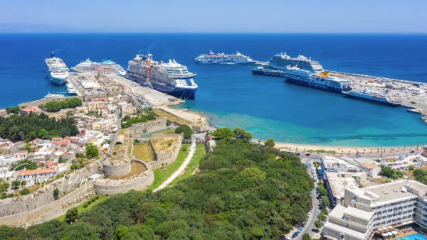 Ρόδος: Εντυπωσιακό θέαμα με τα έξι κρουαζιερόπλοια στο λιμάνι [εικόνες]