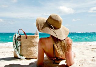 7 must που δεν πρέπει να λείπουν από την τσάντα παραλίας