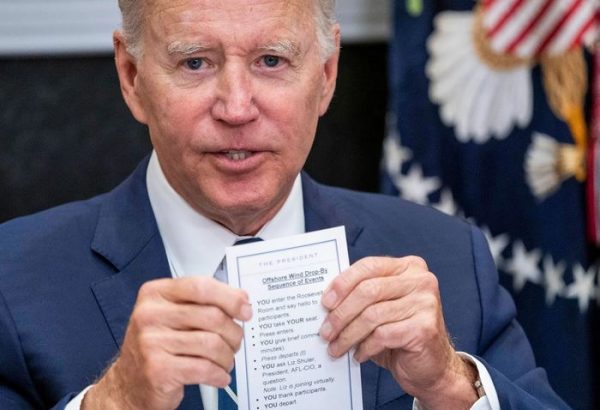 Μπάιντεν: Αποκάλυψε σκονάκι με οδηγίες για το τι πρέπει να κάνει σε συνάντηση με βιομηχάνους