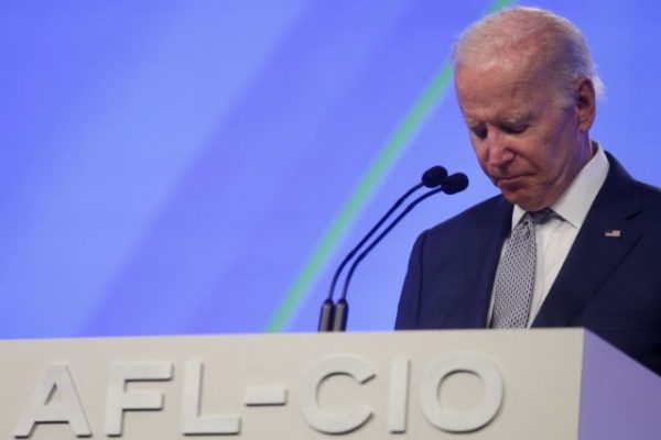 Μπάιντεν: Επεσε η δημοτικότητά του για τρίτη συνεχόμενη εβδομάδα – Καμπανάκι για τις ενδιάμεσες