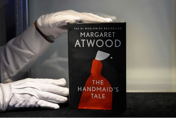 «The Handmaid’s Tale»: Μοναδικό αντίτυπο, ανθεκτικό στη φωτιά, δημοπρατήθηκε για 130.000 δολάρια
