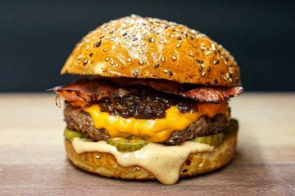 Burgers χωρίς μαρούλι και πατάτες, ελλείψεις σε βρεφικό γάλα, σιτηρά, ζάχαρη, η νέα πραγματικότητα