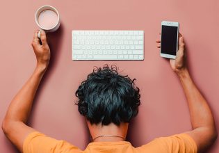 FT: Γιατί δουλεύουμε όλοι τόσο σκληρά;