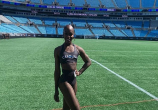 Justine Lindsay: Η πρώτη τρανς τσιρλίντερ του αμερικανικού ποδοσφαίρου