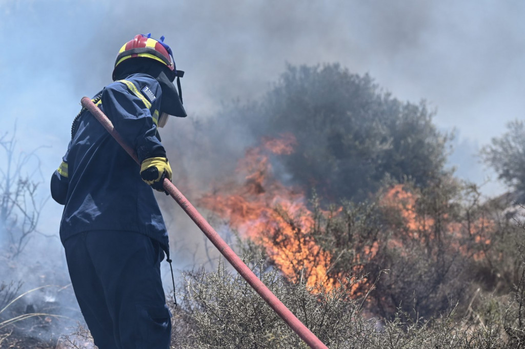 Φωτιά στον Κουβαρά: Καίγεται χορτολιβαδική έκταση – Σηκώθηκαν και εναέρια μέσα – Που έχει διακοπεί η κυκλοφορία 