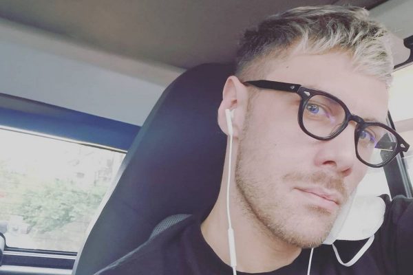 Νότης Χριστοδούλου: Απαντά στον Μανώλη Μητσιά – «Ένα στρέιτ ζευγάρι δεν προκαλεί;»