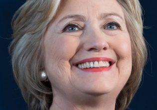 Χίλαρι Κλίντον: «Η Δημοκρατία στις ΗΠΑ βρίσκεται στο χείλος του γκρεμού»
