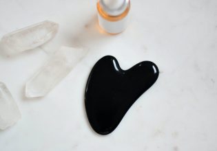 Gua sua: Η τεχνική για μασάζ προσώπου με τις ευεργετικές ιδιότητες