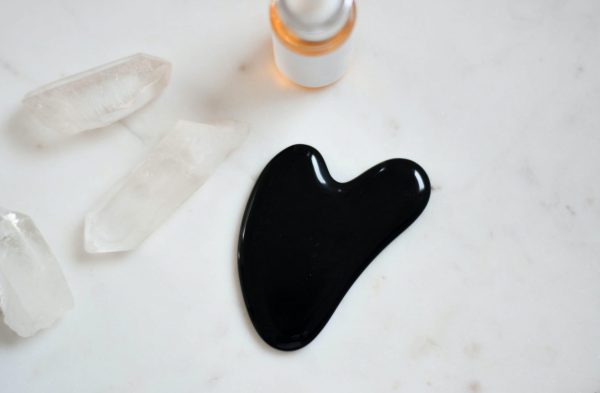 Gua sua: Η τεχνική για μασάζ προσώπου με τις ευεργετικές ιδιότητες